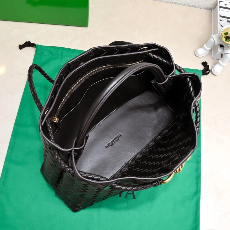 The 2023 new Andiamo batch of 2260 BV has been shipped‼ ️Really popular🔥The new Andiamo woven handbag launched by Bottega Veneta this season is really popular all over the world! ! Celebrities at home and abroad have worn it, and Oscar-winning actress Michelle Yeoh has taken it out on the street. Song Jia, Trai Yara, Yu Feihong, Sanji Ayaka, Rosie Hunting-Whiteley, Yoshioka Riho, etc. have all picked up this bag. It is classic and versatile, showing off its temperament, and the bag capacity is also large, which is very convenient for daily commuting! ! A variety of carrying methods, the shoulder straps can be adjusted by yourself, the original lambskin feels soft and delicate, and the unisex style breaks gender boundaries and brings a more practical and longer-lasting use experience. Andiamo, which has both elegant and casual styles, perfectly interprets the true appearance of "fashionable old money style". Style number: 8463 Size: 32*24*12